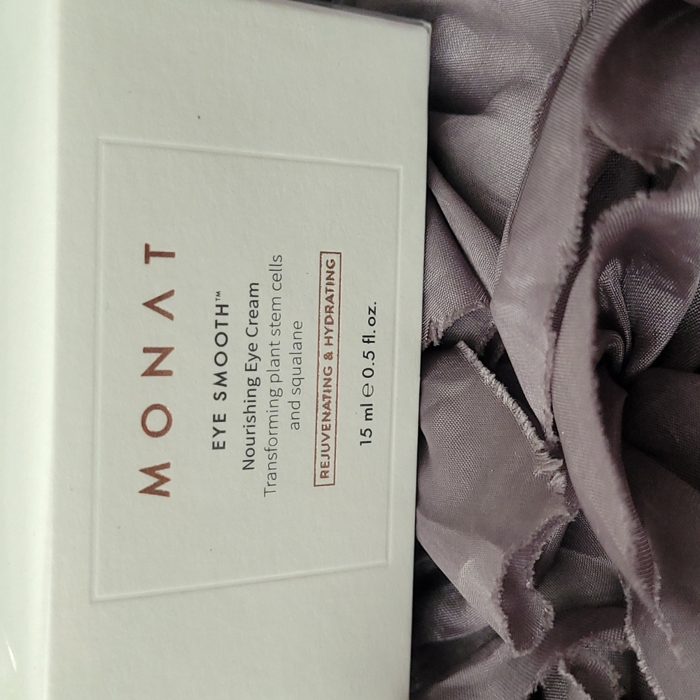 Monat Eye Smooth